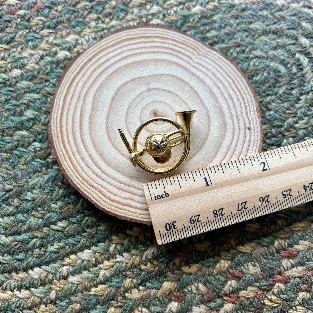 Vintage Gold Tone Equestrian Hunting Horn Riding Helmet Whip Brooch Pin